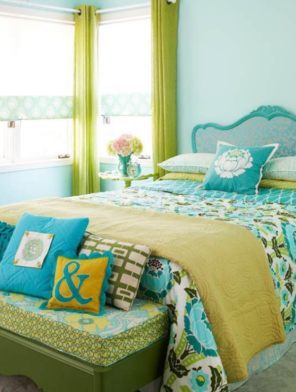 Paduan warna-warna cerah seperti kuning, hijau, dan biru